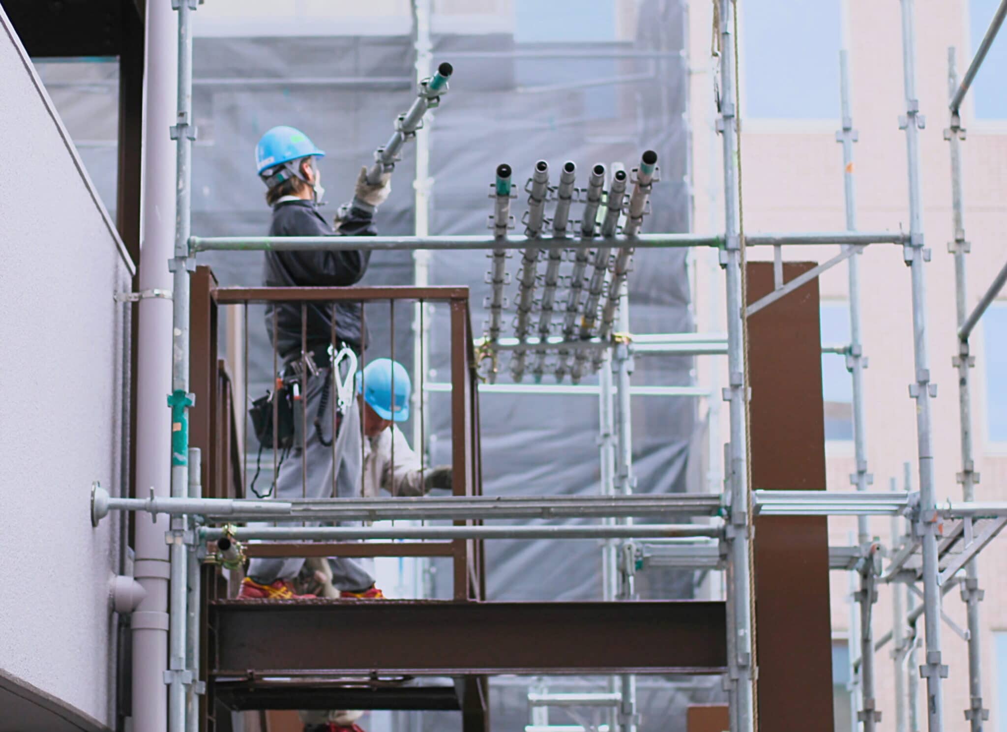 足場不要は要注意 外壁塗装工事に足場が必要な理由とは 練馬区の外壁塗装 豊富な塗料と施工実績で評判の 住まいるペイント