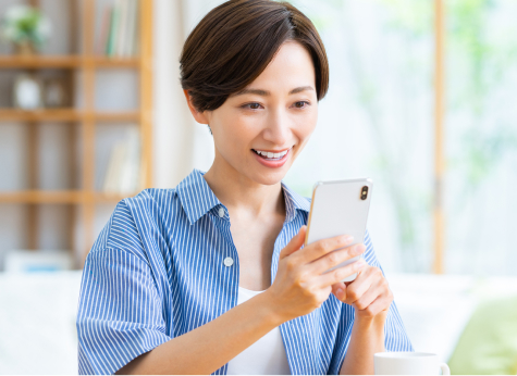 スマホを見る女性